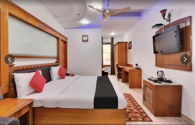 Tjs Royal Hotel Delhi  Buitenkant foto
